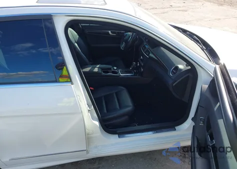 2013 Mercedes-Benz C 350 Sport z USA, uszkodzony, nr VIN WDDGF5HB2DR271844